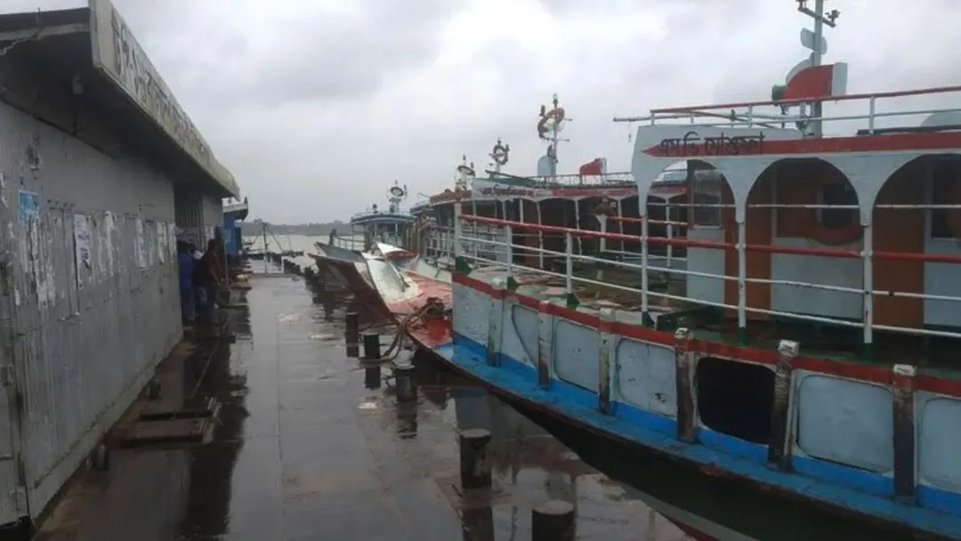 বৈরী আবহাওয়ায় দৌলতদিয়া-পাটুরিয়া রুটে নৌযান চলাচল বন্ধ